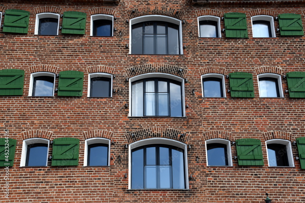 Rotes Klinkerhaus mit grünen Fensterläden in Kopenhagen Stock 写真