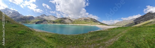 Panoramique au lac de la Sassière et son barrage