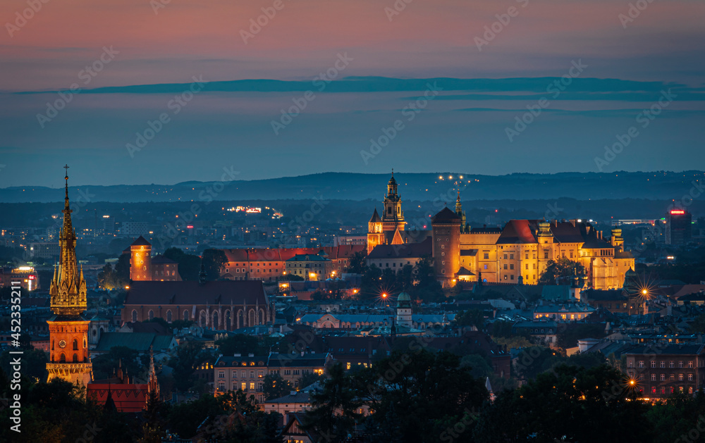 Nocna Panorama na zamek królewski na Wawelu w Krakowie po zachodzie słońca z Kopca Krakusa - obrazy, fototapety, plakaty 