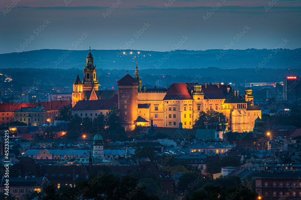 Nocna Panorama na zamek królewski na Wawelu w Krakowie po zachodzie słońca z Kopca Krakusa