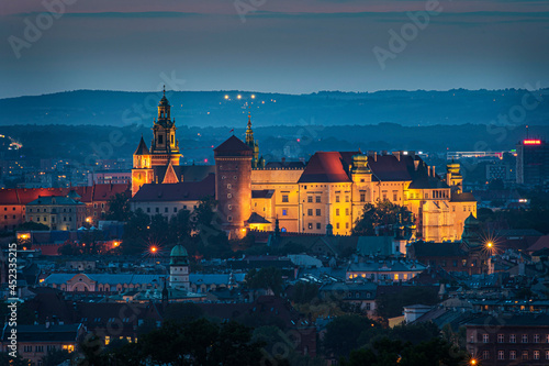 Nocna Panorama na zamek królewski na Wawelu w Krakowie po zachodzie słońca z Kopca Krakusa