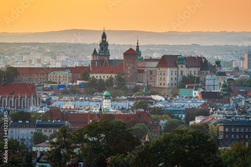 Panorama na zamek królewski na Wawelu w Krakowie o zachodzie słońca z Kopca Krakusa