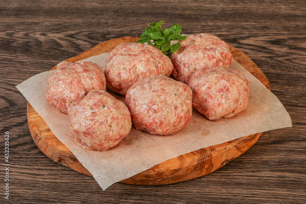 Raw turkey meatball for cooking