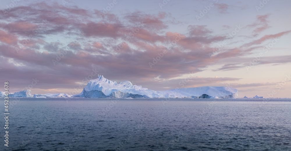 Fototapeta premium Giant iceberg in Ilulissat