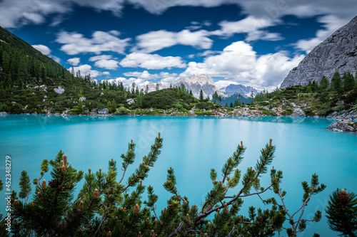 il lago di sorapiss, nel cuore del massiccio del sorapiss. con la sua acqua turchese e la vista sulle tre cime di lavaredo photo