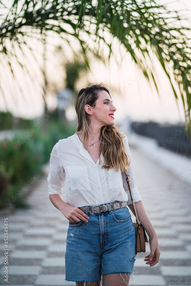 Chica joven en parque natural al atardecer