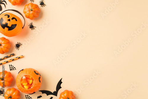 Foto Top view photo of halloween decorations pumpkin baskets candy corn straws spider