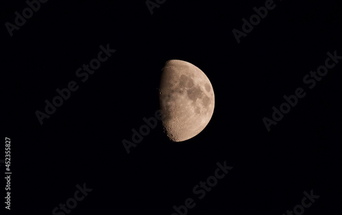 Fotografía Moon up close waxing gibbous