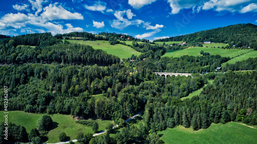 Billede på lærred landschaft, himmel, natur, sommer, fluss, wald, land, baum, feld, berg, gras