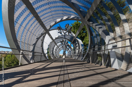 Konstfotografi Arganzuela Footbridge over the Madrid Rio, one of the many crossings along the long pedestrian and cycling path over the river Manzanares in Madrid