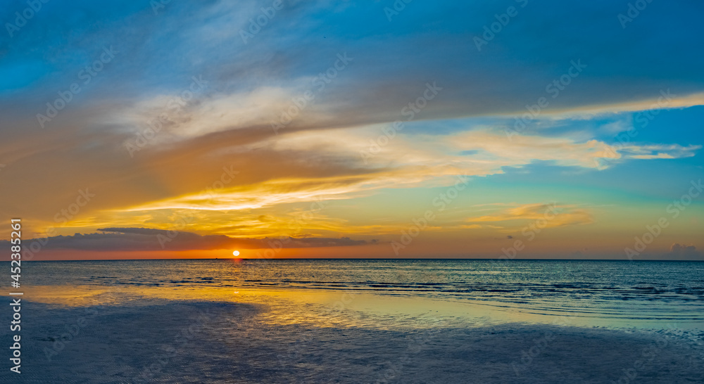 puesta de sol en HOLBOX mexico en el mar caribe 