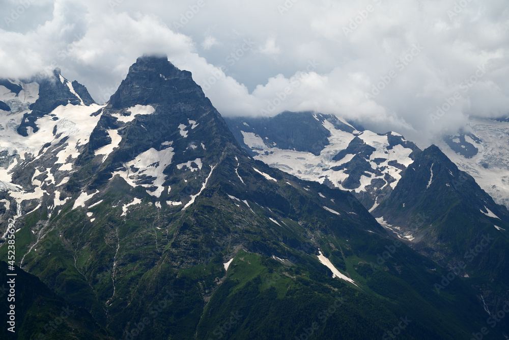Naklejka premium Mountain range with dramatic clouds