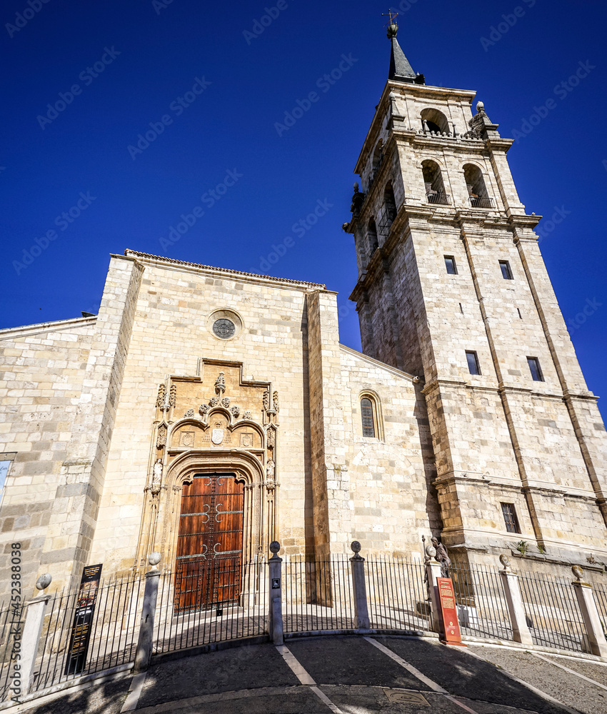 Obraz premium Historic city of Alcala de Henares next to the city of Madrid