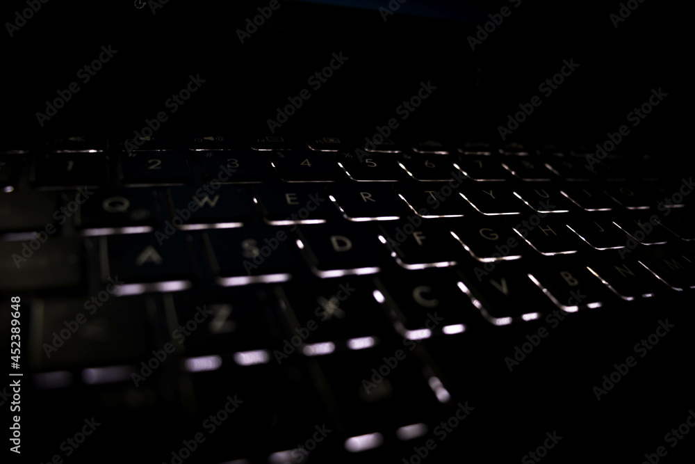 Obraz premium teclado iluminado de computadora laptop
