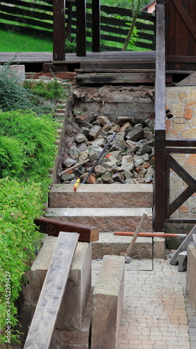 Remont schodów, betonowe stopnie łupane od frontu. Brukarstwo, kamieniarstwo. Renovation of the stairs. Paving.