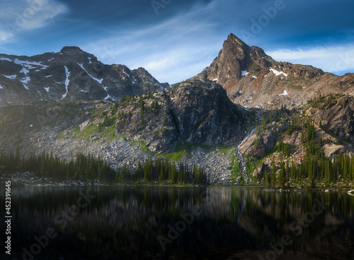 Fototapeta Naklejka Na Ścianę i Meble -  Alpine lake in the rocky mountains of Canada