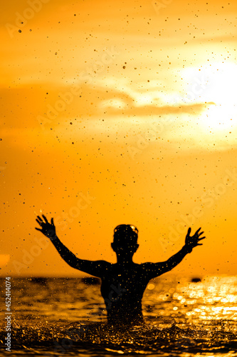 Tableau sur toile silhouettes of people on the sea, warm sunshine on the morning, at Haadrin beach