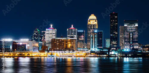 Tableau sur toile The skyline of Louisville by night - LOUISVILLE