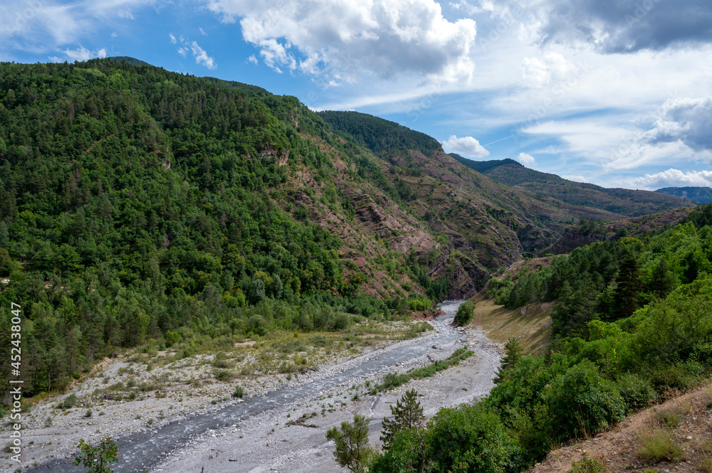 Paysage de montagne dans les gorges du Daluis dans les Alpes-Maritimes en été où coule la rivière Var