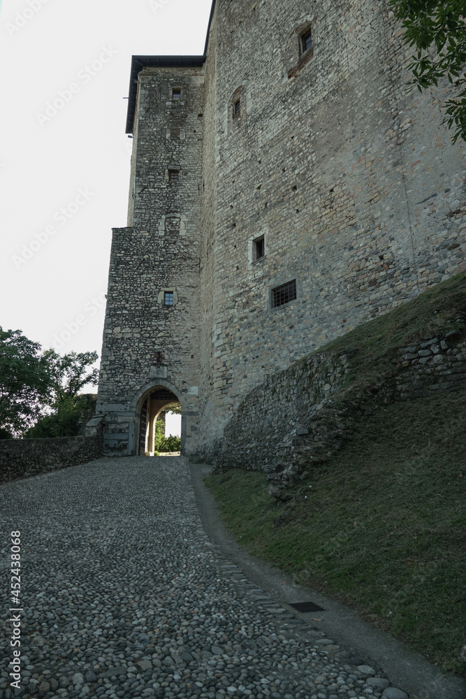 Mura ed entrata alla Rocca di Angera, Lago Maggiore, Italia
