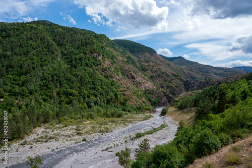 Paysage de montagne dans les gorges du Daluis dans les Alpes-Maritimes en été où coule la rivière Var