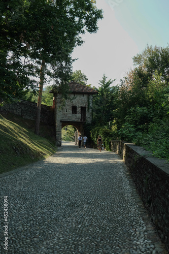 Ingresso  alla Rocca di Angera, Italia © roberto lunerti