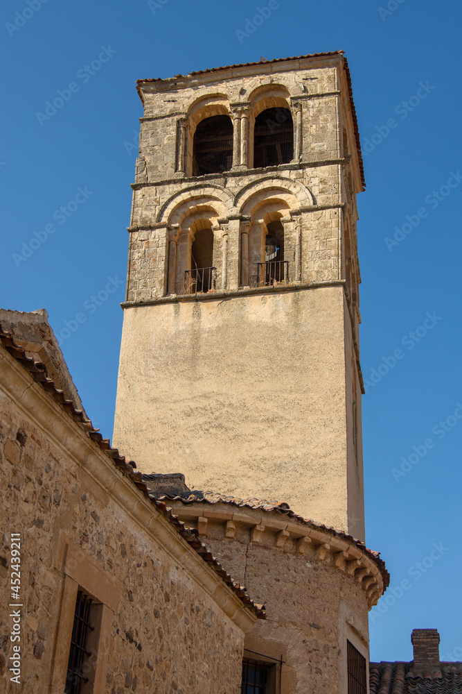Vista del campanario y torre de la Iglesia de San Juan Bautista en el municipio histórico de Pedraza