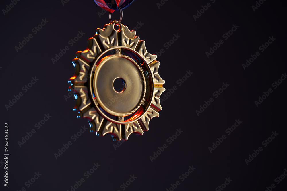 Naklejka premium gold medal on the colored background