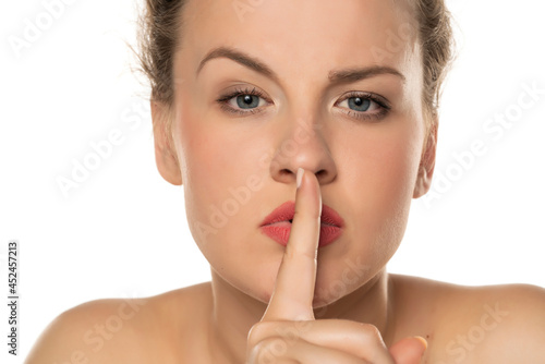 Schilderij op canvas portrait of an angry blonde woman with a finger in front of her lips