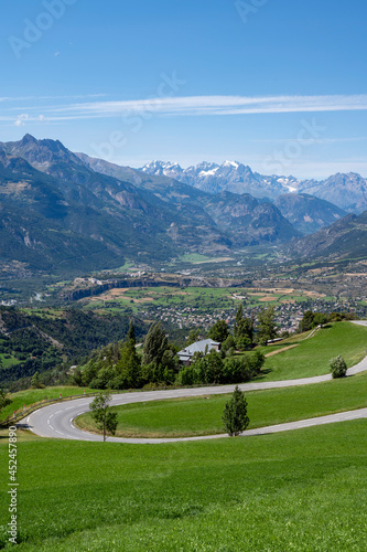 Paysage de montagne sur la vallée de Guillestre dans le massif du Queyras en été avec une route sinueuse