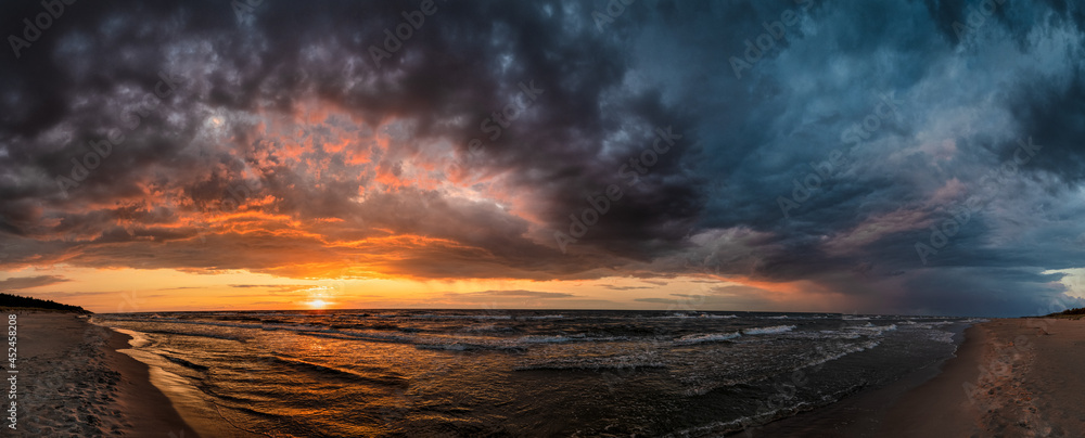 panorama wybrzeża Morza Bałtyckiego wieczorem po burzy podczas zachodu słońca na plaży - obrazy, fototapety, plakaty 