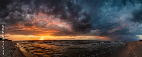 Panel kuchenny z motywem panorama wybrzeża Morza Bałtyckiego wieczorem po burzy podczas zachodu słońca na plaży