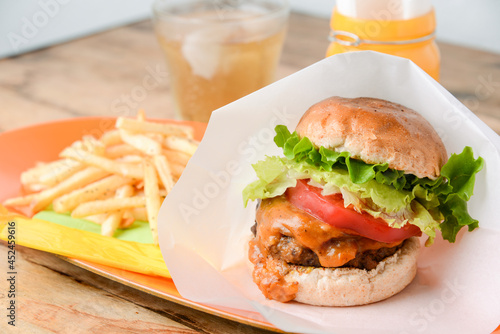 ハンバーガーとポテトとのセット