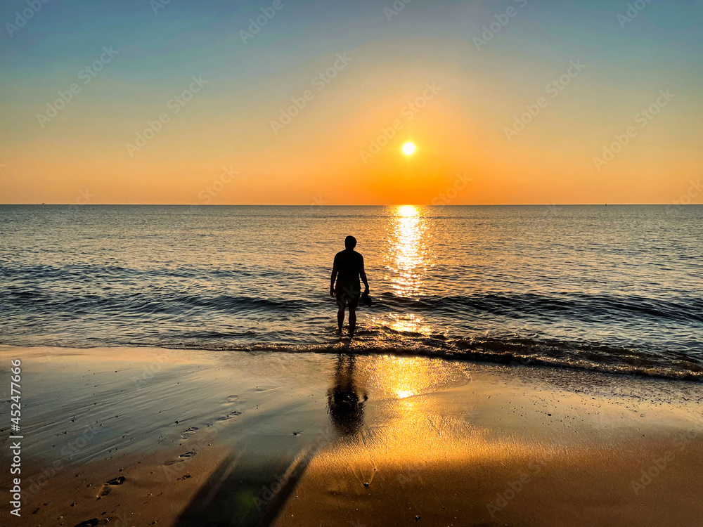 Naklejka premium summer fun on beach at sunset