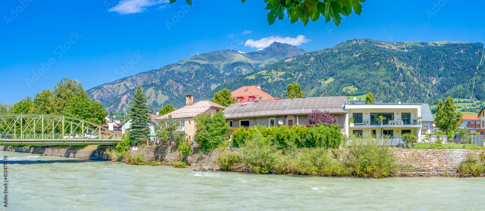 Stadt in Lienz Osttirol, Österreich - Ansicht des Flusses inmitten von Bäumen gegen Himmel