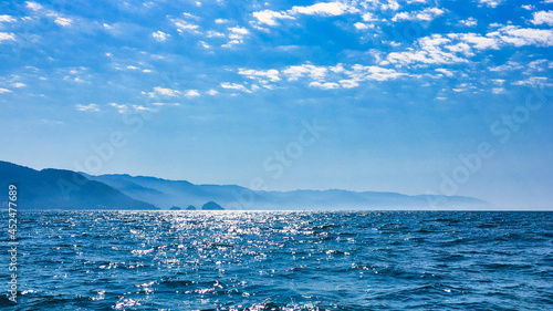 Фотография peaceful pacific ocean with puerto vallarta mountains
