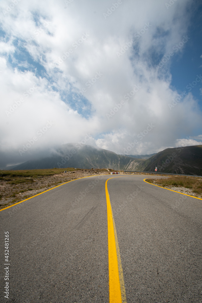 Naklejka premium Summer view of Transalpina mountain road