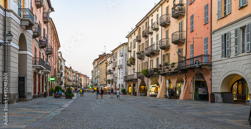 Fototapeta Naklejka Na Ścianę i Meble -  Le principali attrazioni turistiche di Cuneo: il viadotto Soleri, Via Roma e la monumentale Piazza Galiberti