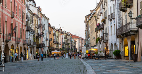Fototapeta Naklejka Na Ścianę i Meble -  Le principali attrazioni turistiche di Cuneo: il viadotto Soleri, Via Roma e la monumentale Piazza Galiberti