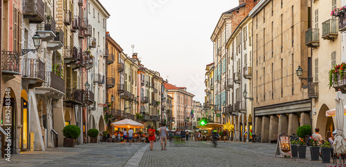 Fototapeta Naklejka Na Ścianę i Meble -  Le principali attrazioni turistiche di Cuneo: il viadotto Soleri, Via Roma e la monumentale Piazza Galiberti