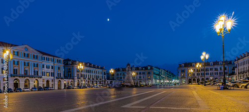 Fototapeta Naklejka Na Ścianę i Meble -  Le principali attrazioni turistiche di Cuneo: il viadotto Soleri, Via Roma e la monumentale Piazza Galiberti