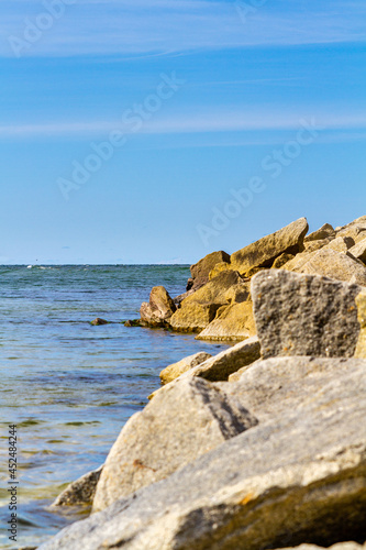 skały znikające w morzu