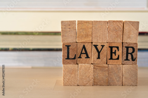 Wallpaper Mural 層、レイヤー｜「LAYER」と書かれた木製の積み木と本 Torontodigital.ca