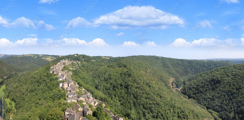 Najac, village médiéval du sud de la France, vue de haut