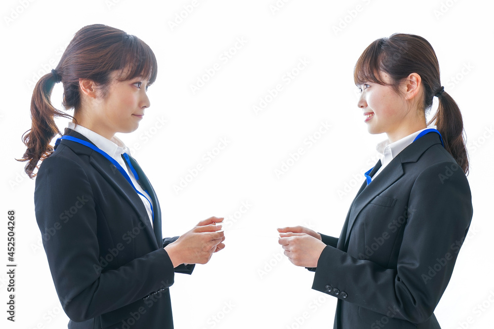 名刺交換をするビジネスパーソン