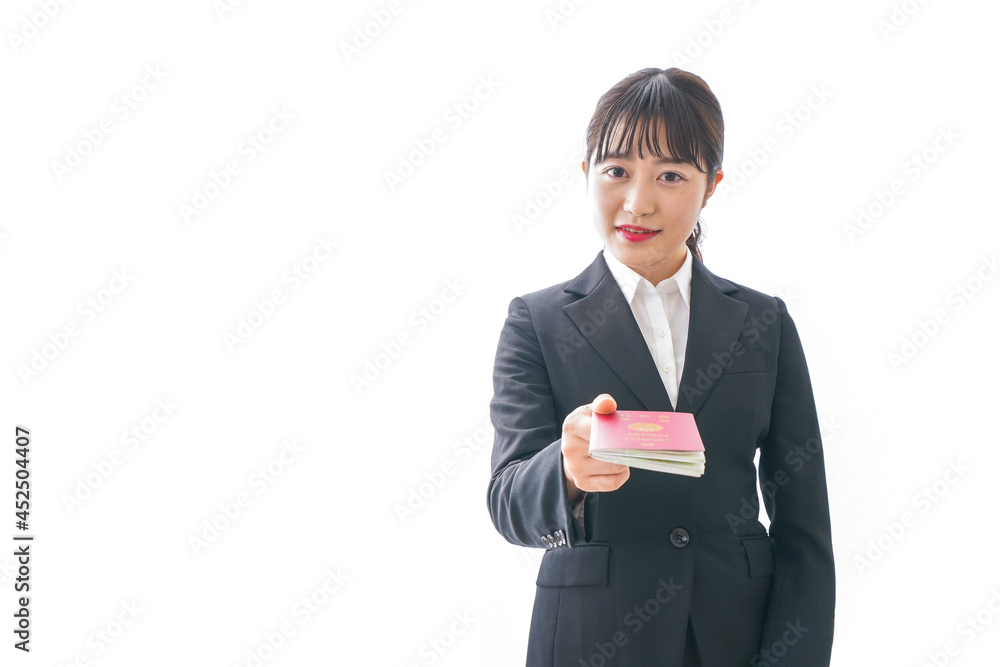 海外出張に行く若いビジネスウーマン