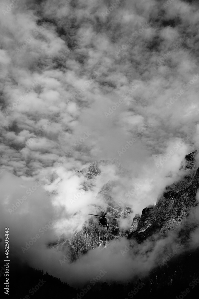 Obraz premium Bewölkte Berglandschaft