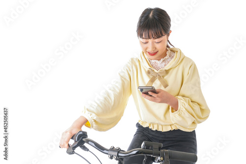 自転車を運転する若い女性