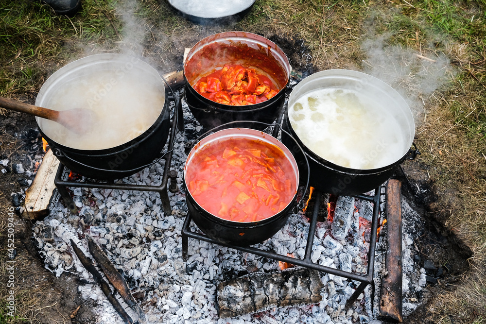 Abkochen am Feuer. Kochen im Freien. Abkochen am Feuer. Kochen im Freien.