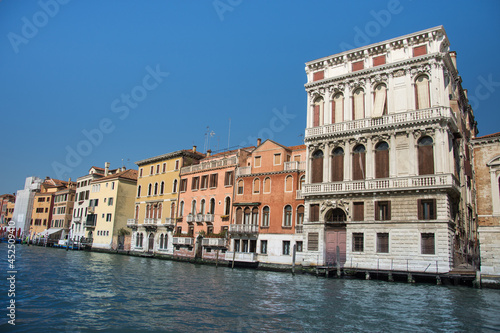 buildings, boats and canals in Venice,Italy, 2019 ,the old architecture of venice © Laurenx